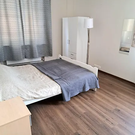 Charming Old Town Retreat דירה *