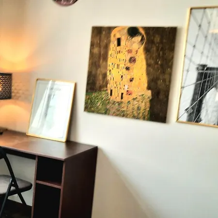 Charming Old Town Retreat דירה